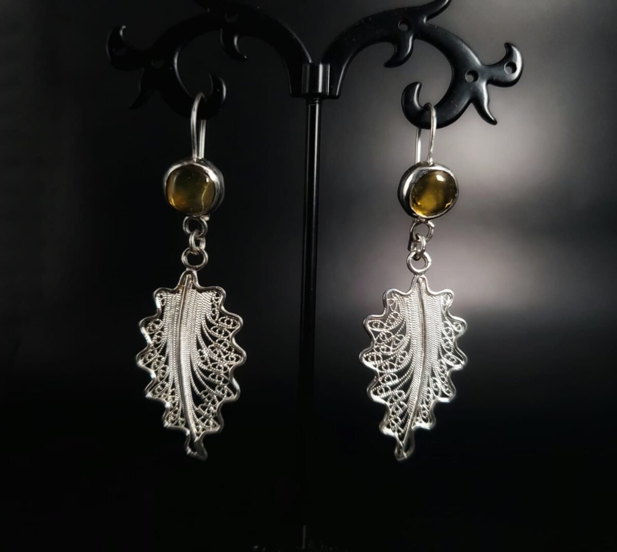 Aretes hojitas con ámbar