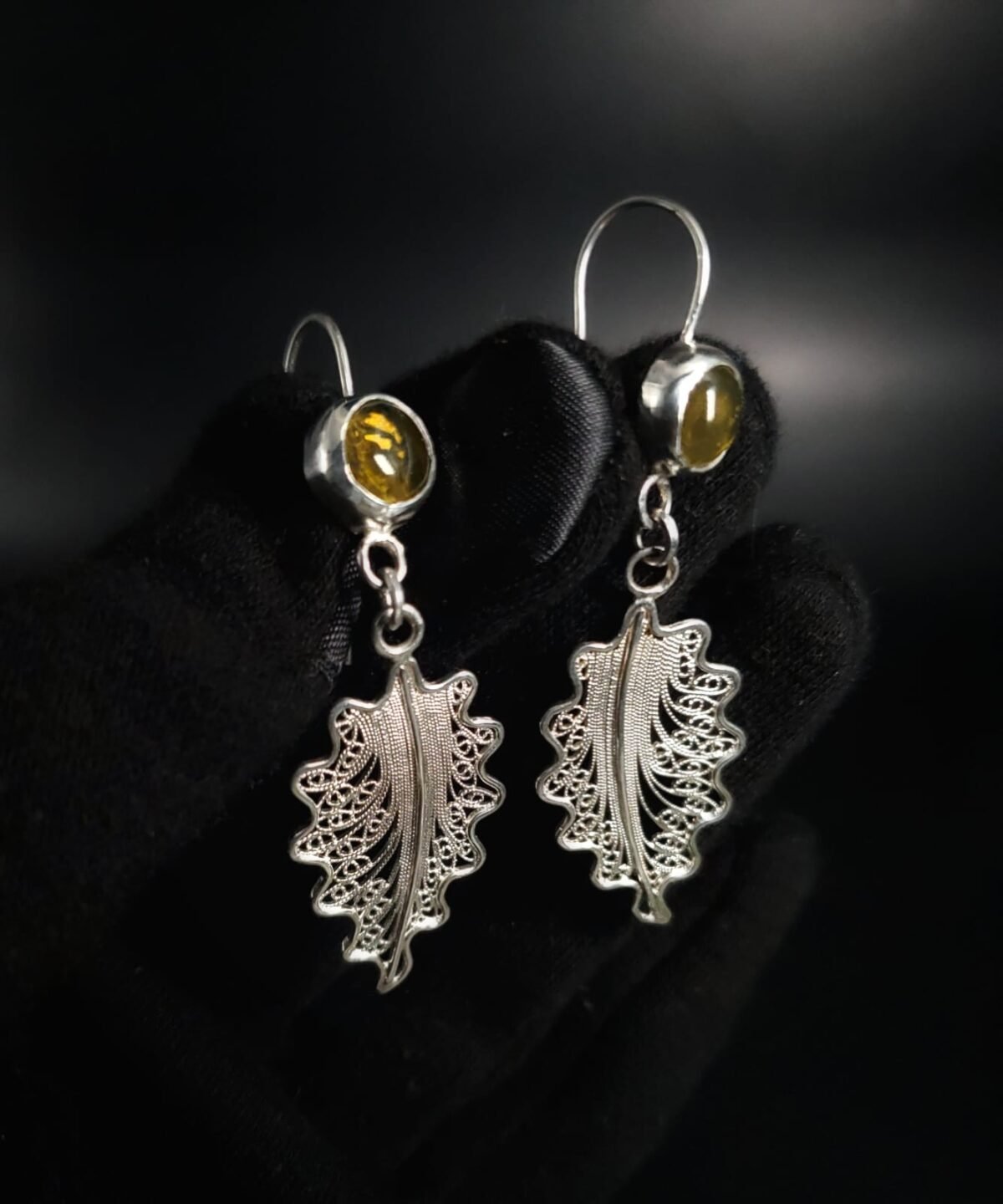 Aretes hojitas con ámbar