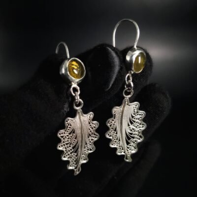Aretes hojitas con ámbar
