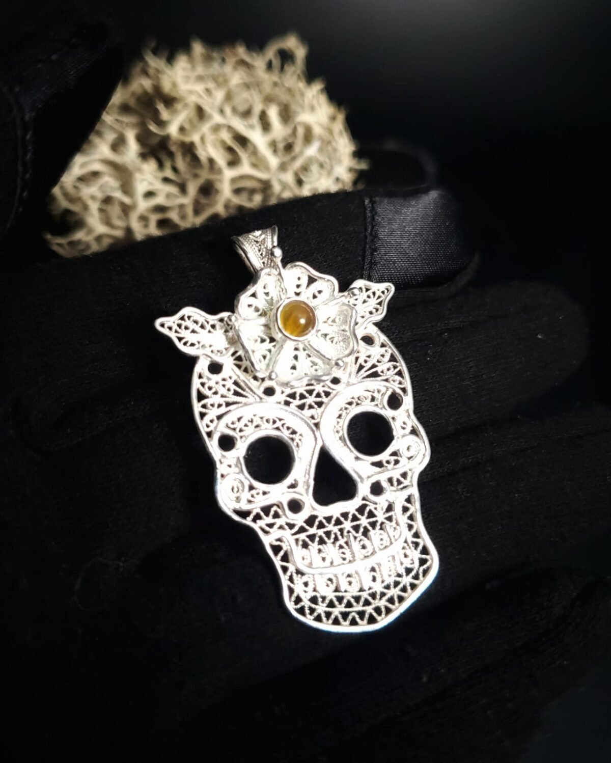 Dije calavera con ámbar