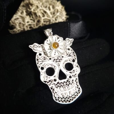Dije calavera con ámbar