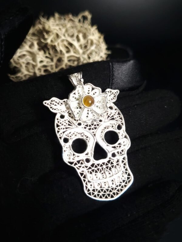 Dije calavera con ámbar