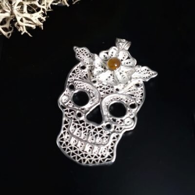Dije calavera con ámbar