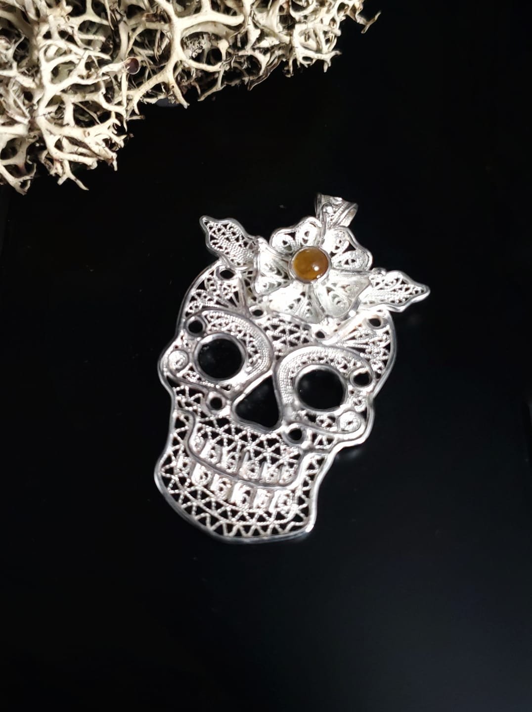 Dije calavera con ámbar